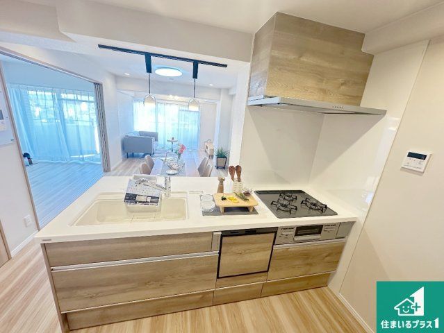 フローレスタ学園前のキッチン|リビングと統一感があり、使い勝手のいいキッチン。広々としているので、二人並んで作業が出来ちゃいます。お子様と一緒に色々なお料理に挑戦できるスペースがあります。