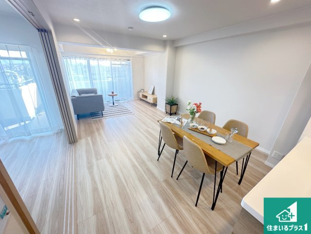 フローレスタ学園前|シンプルなリビングは、観葉植物等のインテリアを楽しめますね！パパ好みにも、ママ好みにも家具次第で雰囲気を変えることができます！