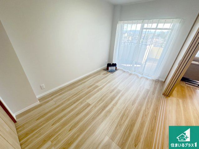 フローレスタ学園前の洋室|シンプルな洋室は、自分好みのインテリアが楽しめます♪