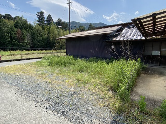丹波市青垣町西芦田の中古一戸建の駐車場