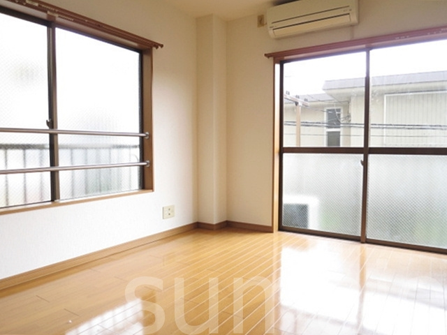 高砂マンションの居間・リビング|人気の角部屋で日当り良好です☆