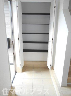 【玄関】 | 矢吹町八幡町新築一戸建て2棟 | 収納もある玄関です