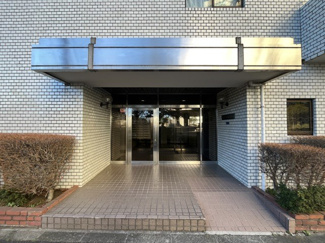 【エントランス】 | お客様を、そして住人を出迎えてくれるマンションのエントランス。ゴミが落ちていないことからも、管理状態の良さや住民の節度の高さが見て取れます。～即日のご見学可能～　お問合せはお気軽にどうぞ。