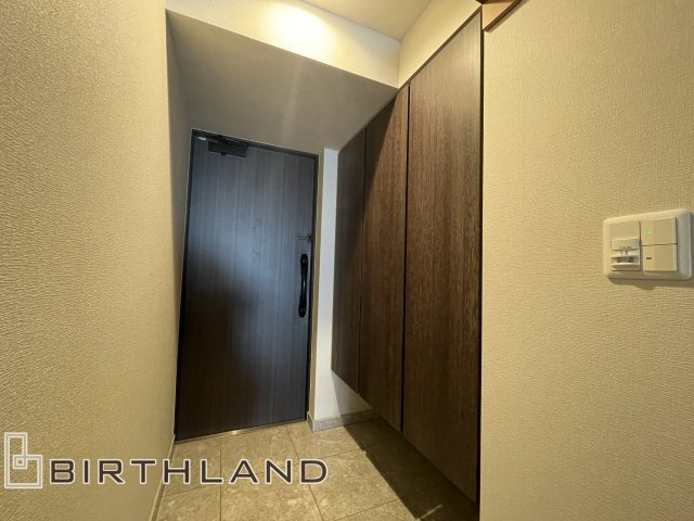 中古マンション　プレミスト郡山Green Marksの玄関|玄関にはシューズボックスが備え付けられています。