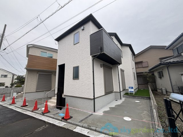 平塚市夕陽ケ丘第2期　新築戸建　全2棟2号棟の外観|洗練されたデザインが印象的な外観。街並みに美しく調和しながらも、ひときわ目を引く存在感を放ちます。