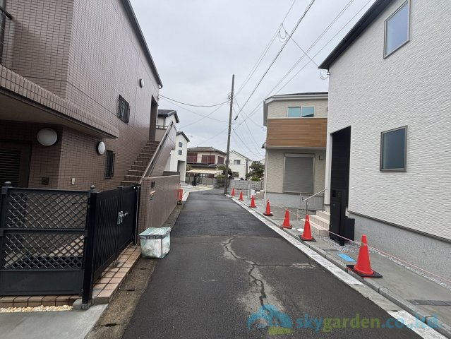 平塚市夕陽ケ丘第2期　新築戸建　全2棟2号棟の前面道路含む現地写真