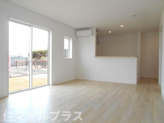 【居間・リビング】 | 矢吹町八幡町新築一戸建て2棟 | こちらのリビングで趣味の時間をお楽しみください