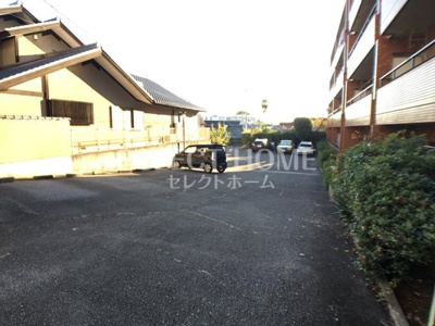 【駐車場】 | ドムス太田 | 車をお持ちの方に嬉しい駐車場付きの物件です