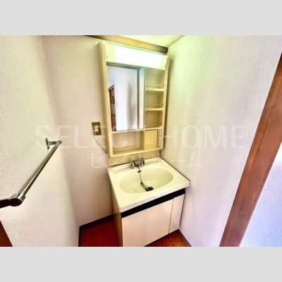 【独立洗面台】 | ドムス太田 | 独立洗面台、小物を置くことができて便利です