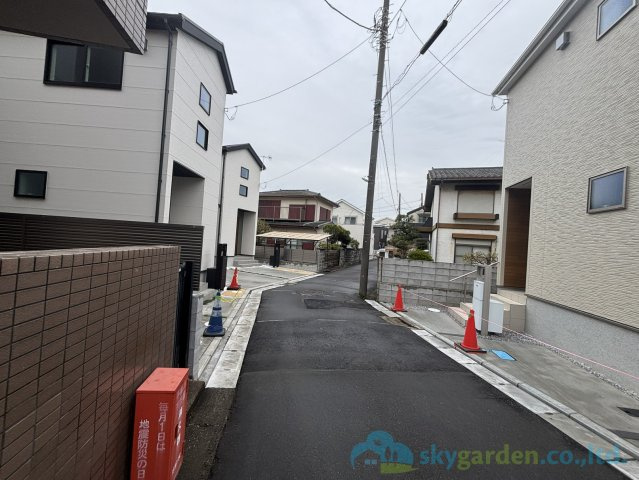 平塚市夕陽ケ丘第2期　新築戸建　全2棟1号棟の前面道路含む現地写真
