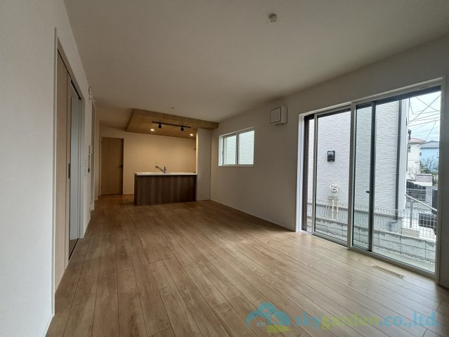 平塚市夕陽ケ丘第2期　新築戸建　全2棟1号棟の居間・リビング|開放感あふれる広々空間。家族団らんの時間をより豊かに彩ります。
