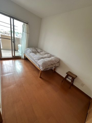 【洋室】 | APAガーデンパーク上野芝 | 南東側バルコニーに面する5.0帖の洋室です。明るい陽射しが降り注ぐお部屋です。