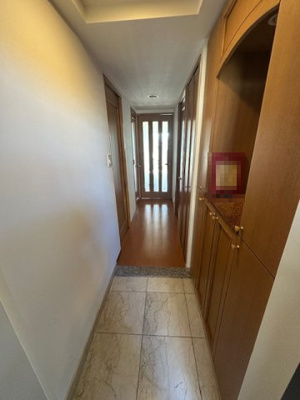 【玄関】 | APAガーデンパーク上野芝 | 廊下収納があるため、玄関周辺もすっきりと保てそうですね。