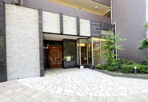 ネバーランド神崎川のエントランス|◆エントランスには緑が施され、お洒落な佇まいが出迎えてくれます♪