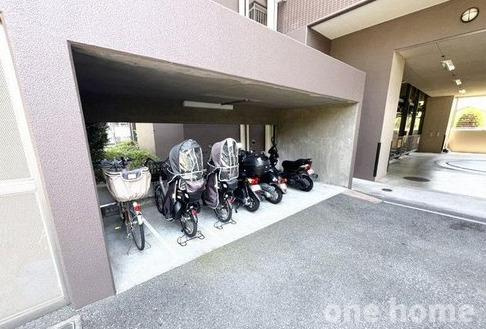 ネバーランド神崎川の駐輪場|◆駐輪場は屋根付きで、自転車が雨風にさらされる心配がありません！
◆最新の空き状況など、詳細につきましてはお気軽にお問い合わせください！