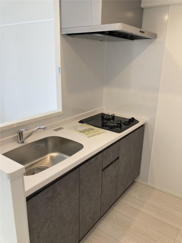 S-RESIDENCE六ツ門abreastIIのキッチン|二口コンロ付きのカウンターキッチンで、毎日の料理もはかどります