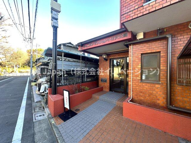 キャニオンマンション小豆沢公園|上質感漂うエントランスが、家族の帰宅をやさしく迎え、日常をちょっと特別に彩ります。