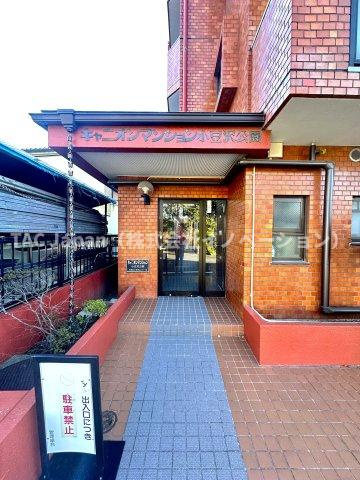 キャニオンマンション小豆沢公園|やわらかな光が優しく包み込み、美しいラインが際立つエントランス空間。一歩足を踏み入れると、日常の喧騒が静まり、心が整う時間が訪れます。毎日の帰宅が心地よく、暮らしに上質なリズムをもたらしてくれます。