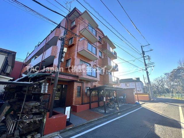 キャニオンマンション小豆沢公園の外観|ただいま、と家に帰るたびに心がほっと安らぐ、美しく誇らしい外観デザイン。温かみと上質さが絶妙に調和し、家族を迎える誇り高い表情を見せます。街並みにも映える佇まいは、安心感と豊かさをもたらしてくれます。