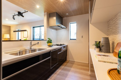 【キッチン】 | 大阪市都島区都島本通3丁目　新築戸建て♪ | 【施工例写真】キッチン♪
システムキッチン（カウンター）食洗機＋浄水器標準仕様！