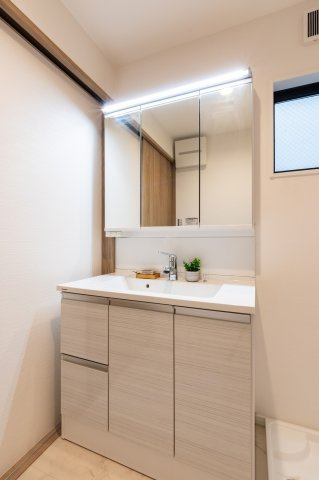 【独立洗面台】 | 大阪市都島区都島本通3丁目　新築戸建て♪ | 【施工例写真】洗面♪
広々３面鏡洗面台に収納も設置可能です♪