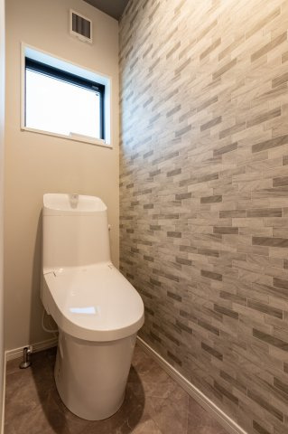 【トイレ】 | 大阪市都島区都島本通3丁目　新築戸建て♪ | 【施工例写真】トイレ♪
1階＋2階　トイレ 手洗い器付き♪