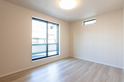 【洋室】 | 大阪市都島区都島本通3丁目　新築戸建て♪ | 【施工例写真】洋室♪
広々主寝室！
主寝室にはウォークインクローゼット付き！