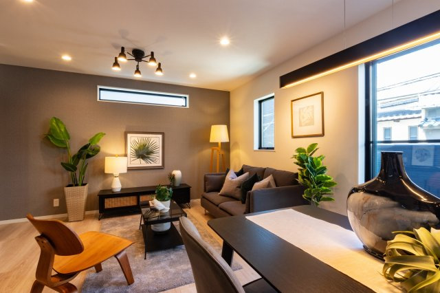 【居間・リビング】 | 大阪市都島区都島本通3丁目　新築戸建て♪ | 【施工例写真】リビング♪
日当たり良好！
家事動線がとても便利です！