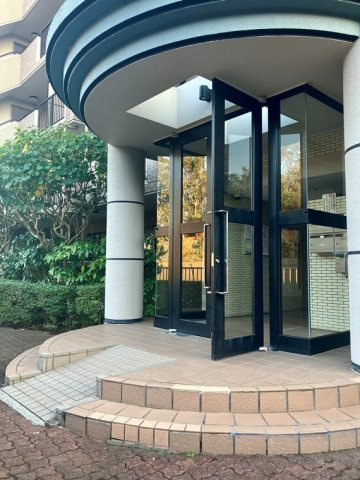 新ゆりグリーンタウン楠街区1号棟のエントランス