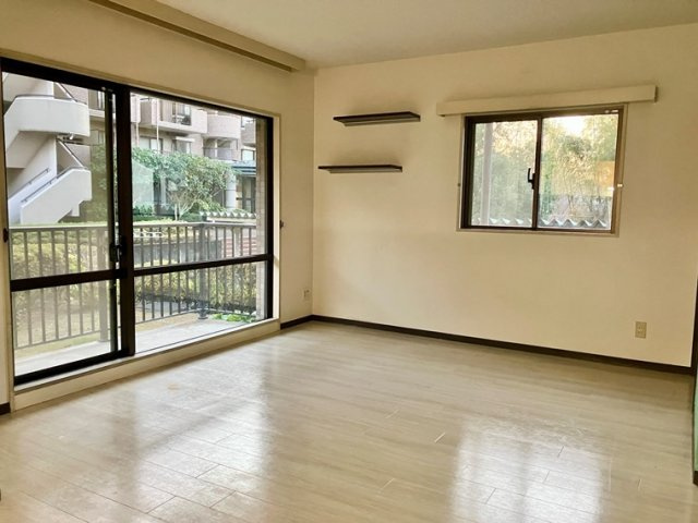 新ゆりグリーンタウン楠街区1号棟の居間・リビング