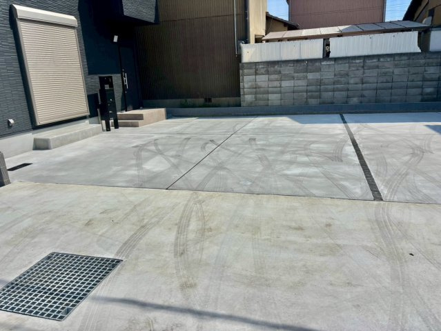 ノーブル中島の駐車場