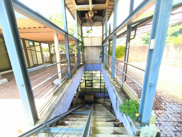多目的土地　葉山の丘の上のその他|地下に降りる階段