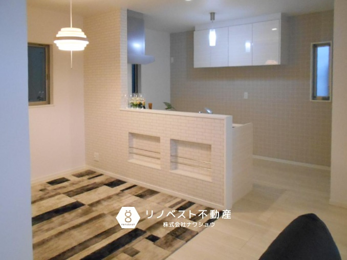 東大阪市中石切町2丁目の居間・リビング|対面式キッチンのため作業しながら、リビングでくつろぐ家族を見守れます◎