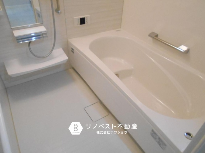 東大阪市中石切町2丁目の浴室|白を基調とされたバスルームで清潔感があり広く見えます◎