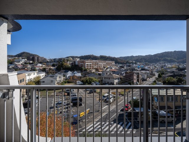海まで10分！葉山エコーハイツ　5階　の展望|山々を臨む