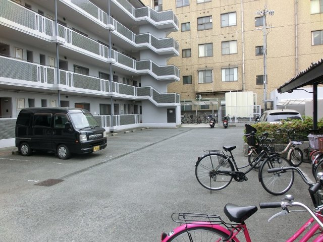 サーティ西尾の駐車場