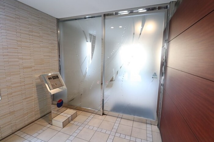 フロンティア・コンフォート研究学園のエントランス|オートロックエントランス