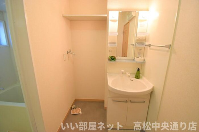 【洗面所】 | ロイヤルパークス林町 D棟 | 洗髪洗面化粧台・室内洗濯機置場
