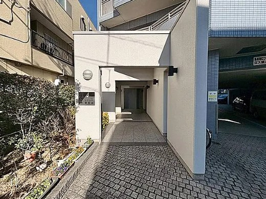 【エントランス】 | エアコート東長崎 | 清潔感と歓迎感があるエントランスホールとなります。