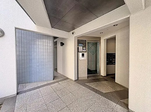 【その他共用部分】 | エアコート東長崎 | タイル調のエントランス内となります。を多く取り入れた明るいエントランス部分は重厚感ある仕上り。