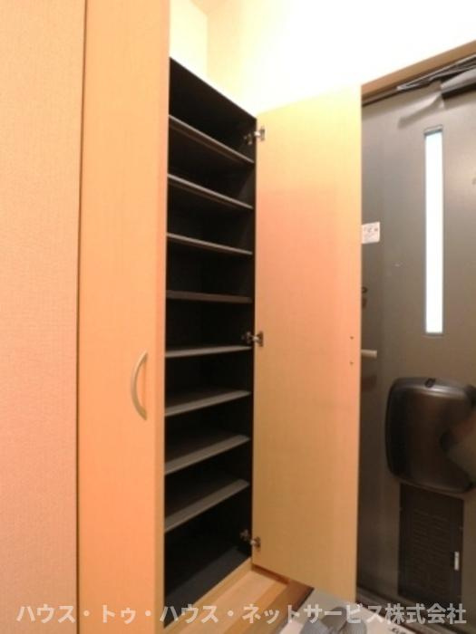 ルミエールＷの玄関