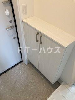 Likes飯山満町A棟の玄関