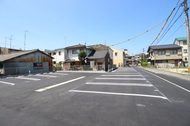 シャルールの駐車場