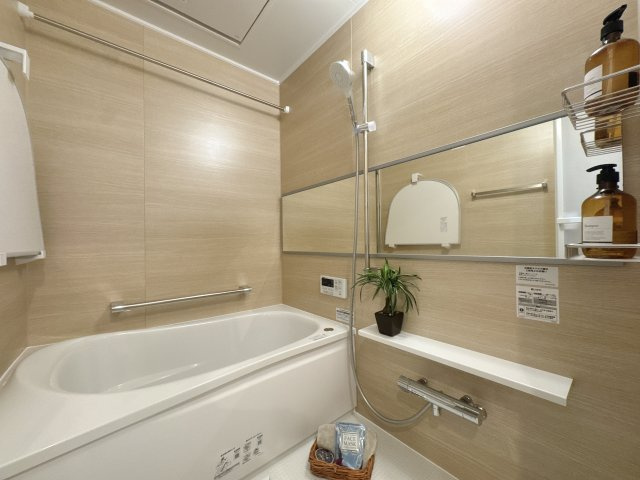 【浴室】 | エイルスクエア空港東☆仲介手数料無料☆ | 【水回り一新】清潔感あふれるバスルームと洗面空間。浴室乾燥機や温水洗浄便座など、最新の設備を導入しました。毎日の身支度がスムーズに、そしてリラックスタイムをより上質なものに。