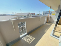 【バルコニー】 | エイルスクエア空港東☆仲介手数料無料☆ | 【開放感のあるバルコニー】日当たり・通風良好なバルコニー。洗濯物を干すスペースとしてはもちろん、ちょっとした気分転換にも最適な開放的な空間です。周辺に高い建物が少なく、心地よい風が通り抜けます。