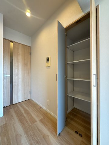 【収納】 | エイルスクエア空港東☆仲介手数料無料☆ | 普通の棚だと、上に数センチの隙間ができてしまいがちですが、可動棚なら入れるもの（書類、ファイル、季節の家電など）の高さにジャストフィットさせられるため、収納効率が最大化します。