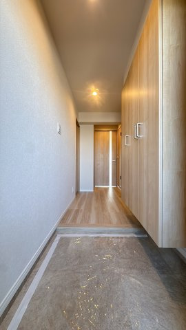 【玄関】 | エイルスクエア空港東☆仲介手数料無料☆ | 【大容量シューズボックス】 家族全員の靴がたっぷり収まる収納を完備。すっきりとした玄関が、帰宅した瞬間に開放感を与えてくれます。人感センサー照明で夜の帰宅も安心です。