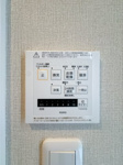 【防犯設備】 | エイルスクエア空港東☆仲介手数料無料☆ | 【浴室換気乾燥機付き】天候を気にせずお洗濯が可能。清潔感溢れるバスルームで、一日の疲れをゆったりと癒やせます。日々のメンテナンスもしやすい仕様です。