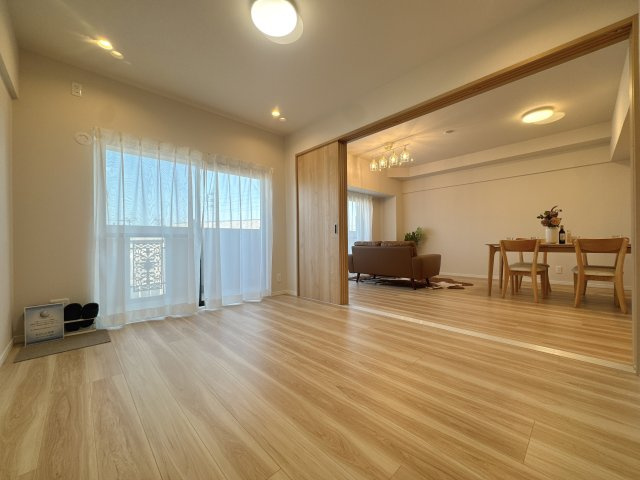 【居間・リビング】 | エイルスクエア空港東☆仲介手数料無料☆ | 隣接するお部屋を開放すれば、より広々とした大空間として多目的に活用いただけます。