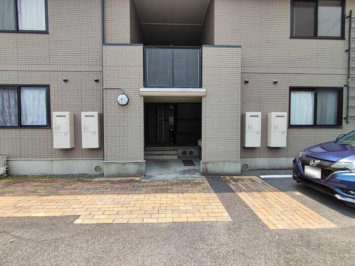 ヴィラ里音　さえずり館のエントランス